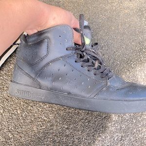 Kids, but women’s can fit SIZE 6 Supra High tops